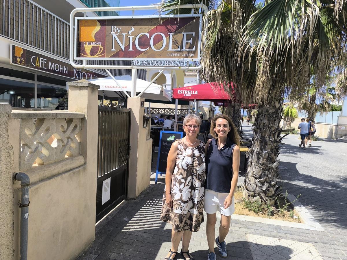 Nicole y su madre posan frente a la terraza de su negocio en Playa de Palma.