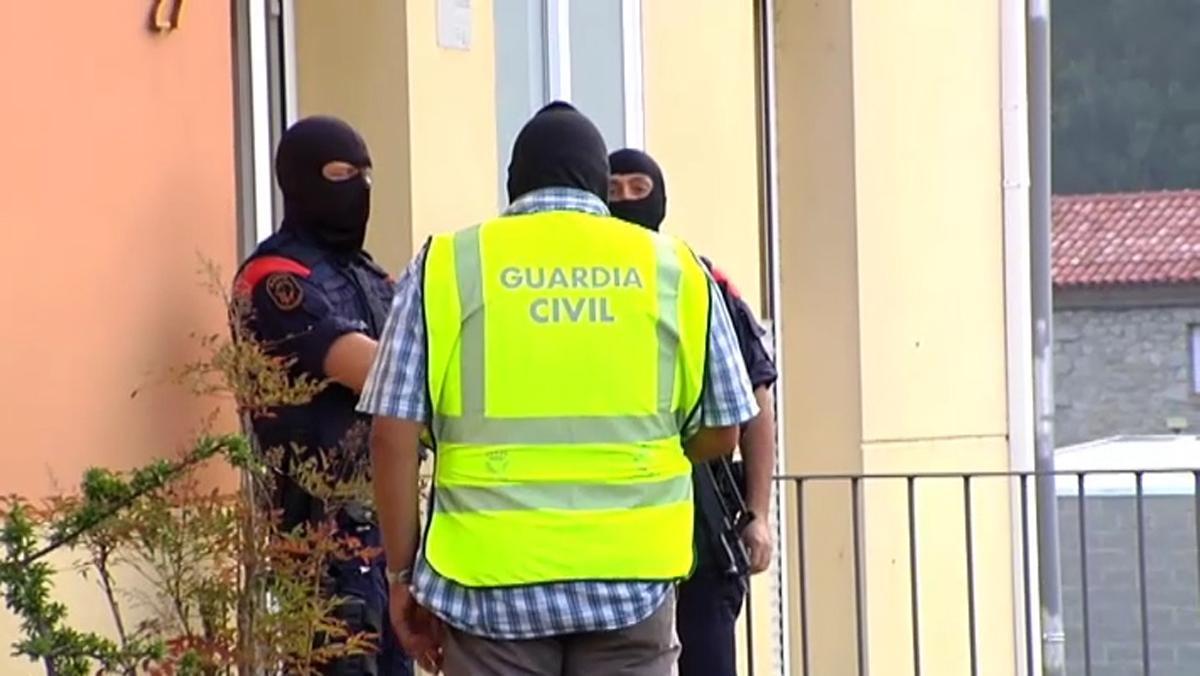 Mossos y Guardia Civl realizan regitro en Ripoll, donde reside el presunto autor del atentado.