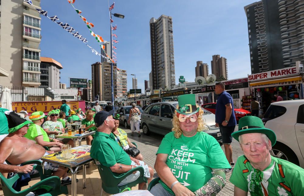 Cientos de turistas y vecinos celebran la fiesta nacional irlandesa y tiñen las calles de verde