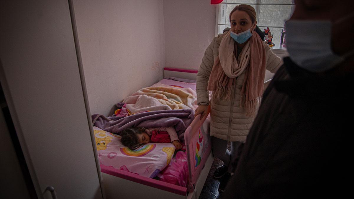 Milagros, vecina de Sant Roc, en la habitación de su hija el día de su desahucio, aplazado gracias la presión vecinal, hace pocas semanas. Milagros, vecina de Sant Roc, en la habitación de su hija el día de su desahucio, aplazado gracias la presión vecinal, hace pocas semanas.