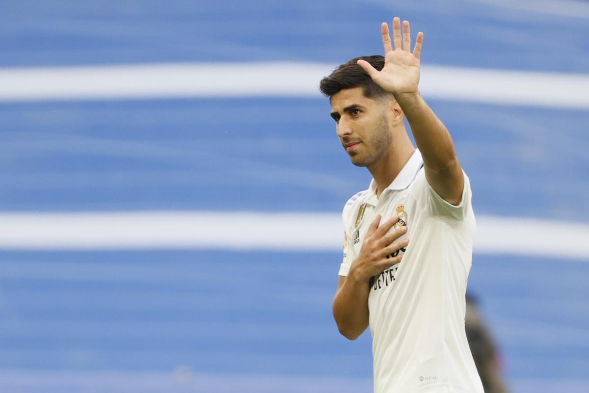 El centrocampista del Real Madrid, Marco Asensio, antes de abandonar el terreno de juego.