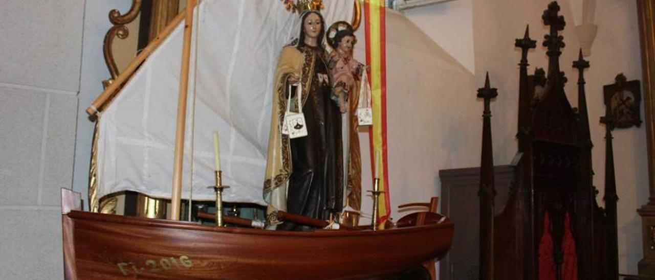 La Virgen asentada en su nueva anda, en el interior de la iglesia figueirense.