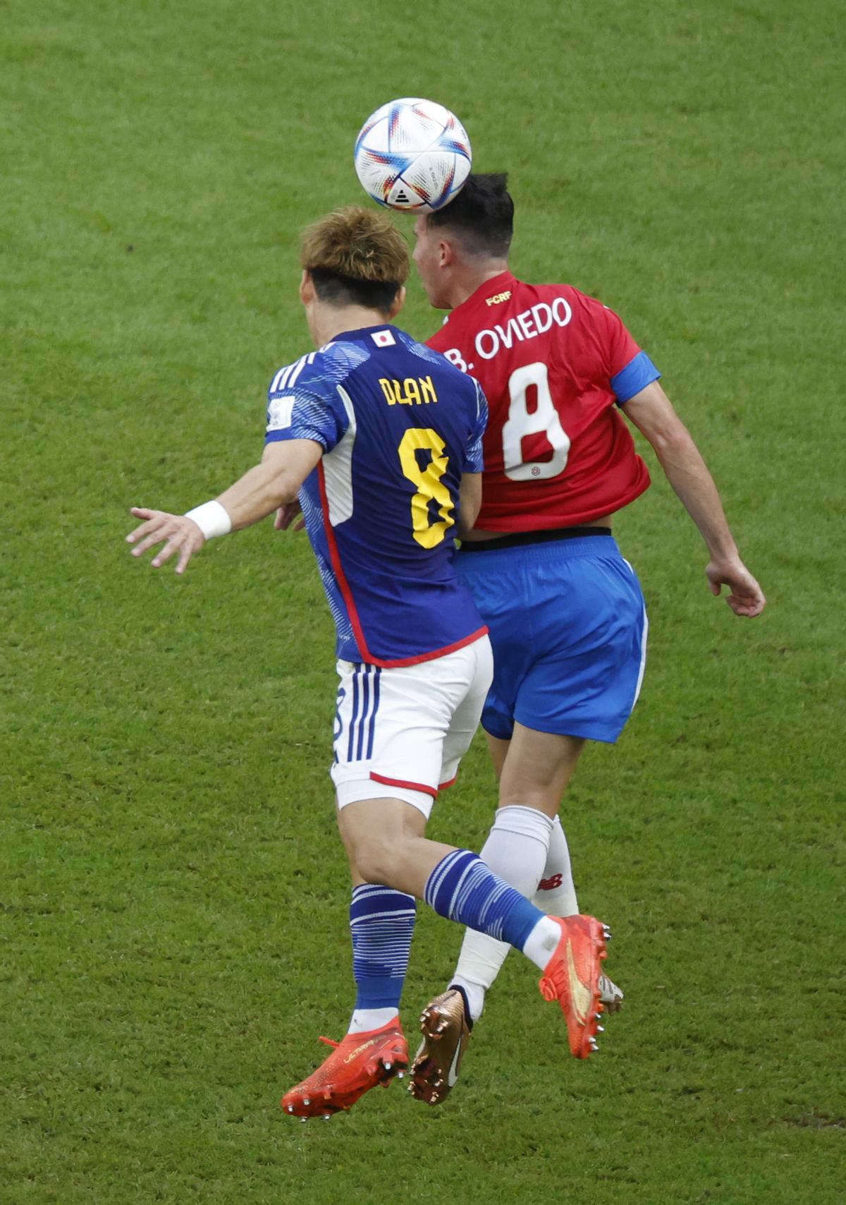 GR7056. RAYÁN (CATAR), 27/11/2022.- Ritsu Doan (i) de Japón disputa un balón con Bryan Oviedo de Costa Rica  hoy, en un partido de la fase de grupos del Mundial de Fútbol Qatar 2022 entre Japón y Costa Rica en el estadio Áhmad Bin Ali en Rayán (Catar). EFE/ JJ Guillén