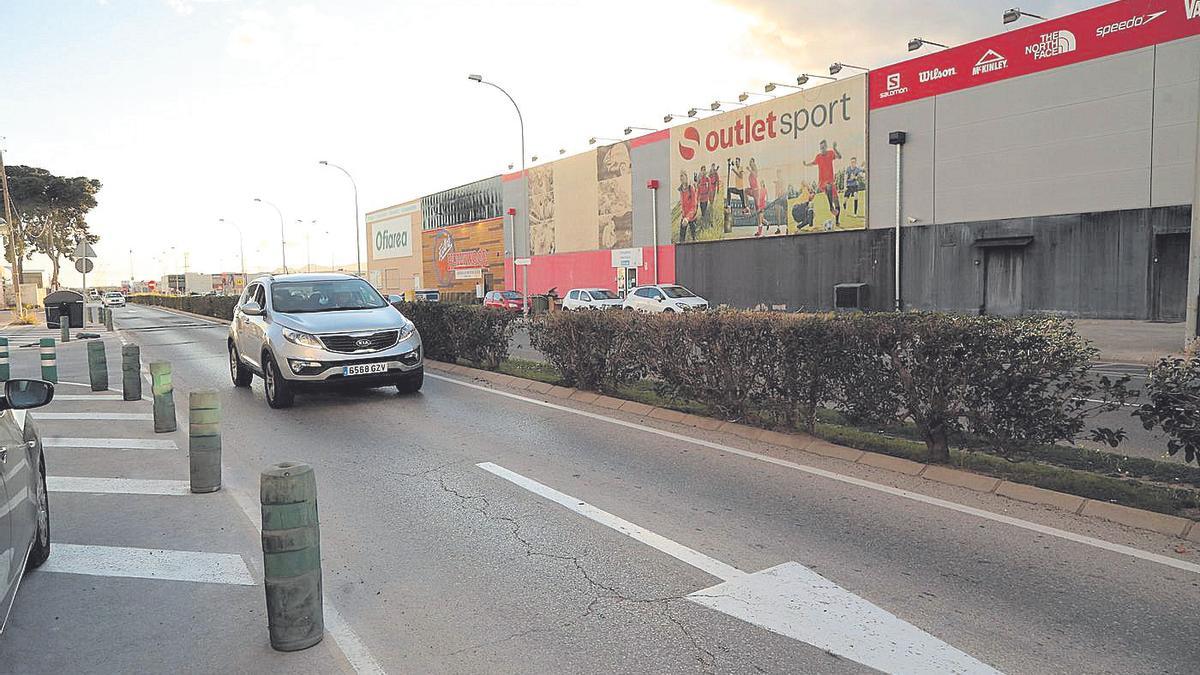 Un vehículo avanza por la avenida de Lairón, que delimita el comienzo del Peri 15, en la Ciudad del Transporte.