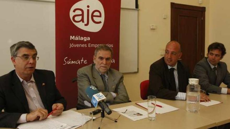 Los responsables de Málaga Siglo XXI anuncian los premiados.