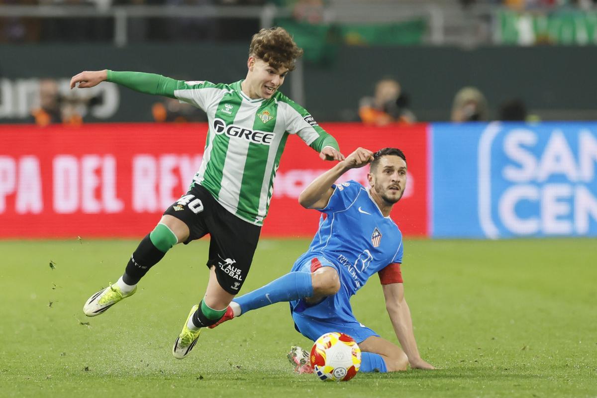 Ángel Ortiz en un partido con el Betis intentando zafarse de Koke, del Atlético de Madrid