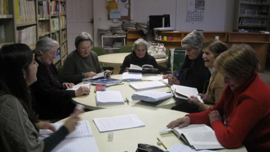 Participantes en el taller de lectura en la sección de Santibáñez de Vidriales de la Escuela de Adultos de Camarzana.