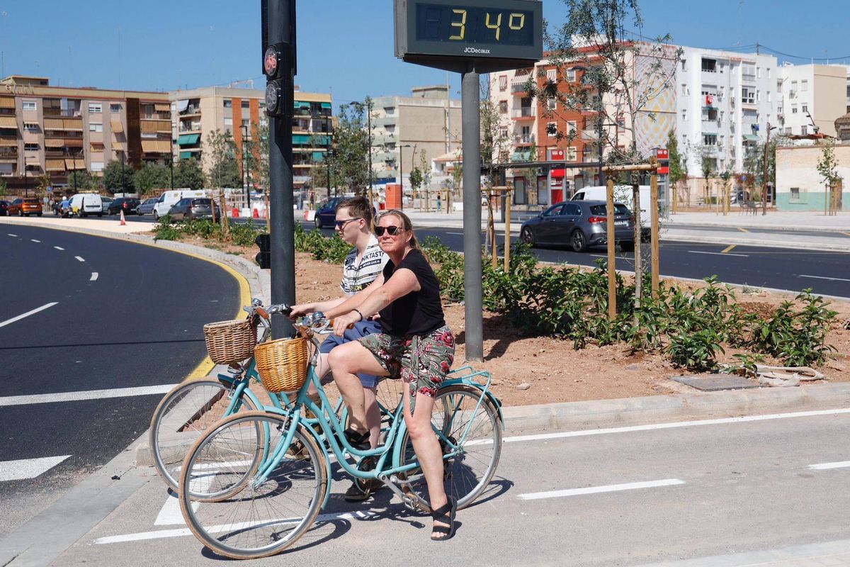 Un termómetro urbano marcando 34 ºC al sol ayer lunes en València, en el que será el día más fresco de la semana.