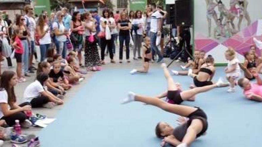 La Plaza del Ayuntamiento se convirtió ayer en un gran espacio polideportivo.