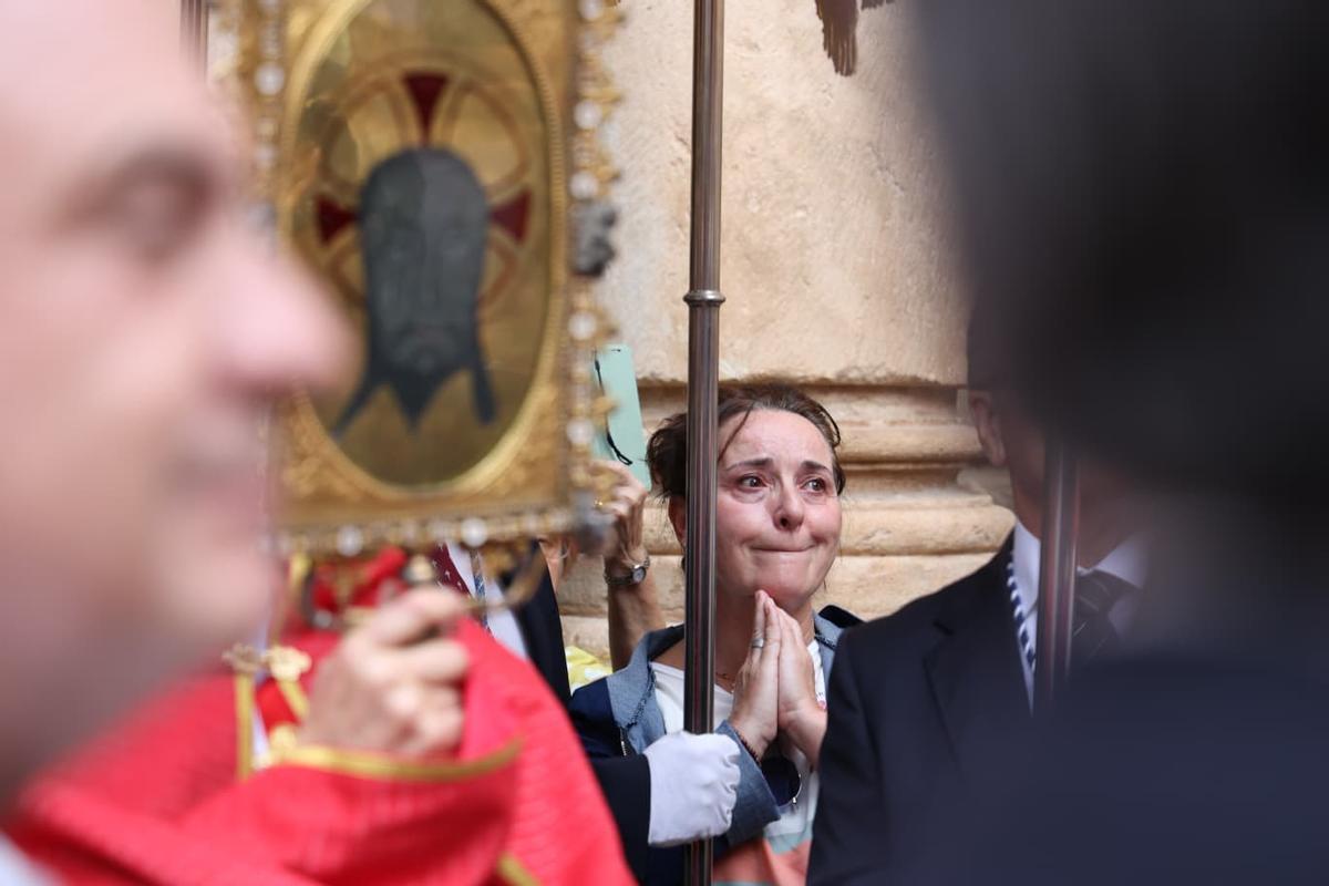 Emoción entre los presentes durante la procesión.