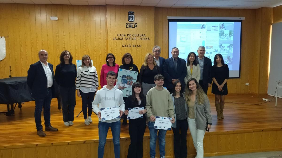 Tres alumnos galardonados muestran sus diplomas y posan junto a los responsables de Global Omnium y el Ayuntamiento de Calp