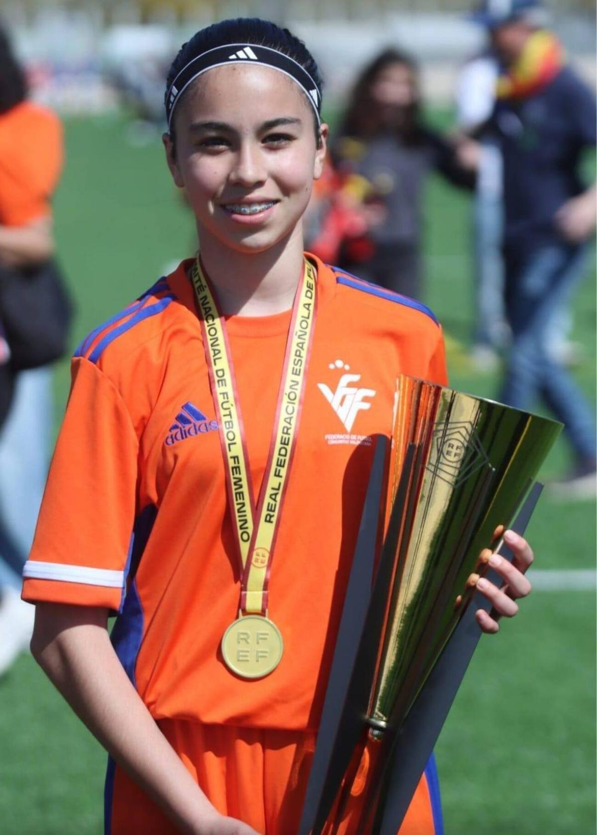 Danna Climent Sandoval posa con el trofeo de campeona de España