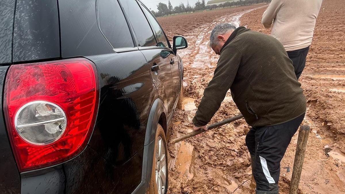 El vehículo clavado en el barro en La Aljorra.