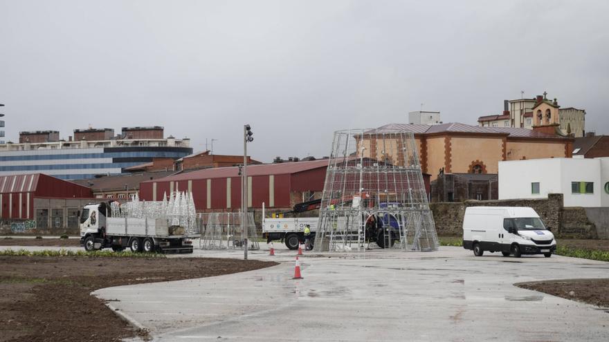 Vídeo: Comienza el montaje del árbol de Navidad en el paseo de Naval Azul, que abrirá en los próximos días