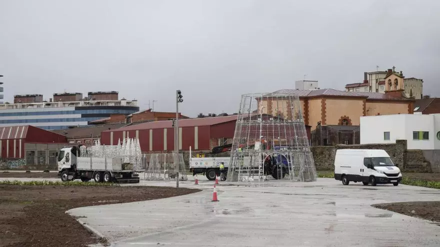 Comienza el montaje del árbol de Navidad en el paseo de Naval Azul, que abrirá en los próximos días.