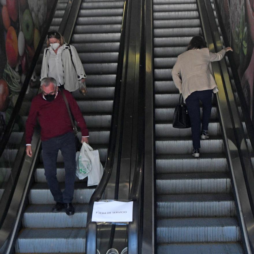 Clientes suben y bajan por las escaleras rotas, este viernes.