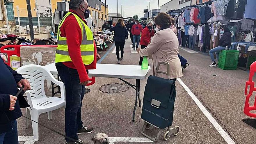 Una mujer se limpia las manos antes de entrar en el rastro. | LEVANTE-EMV