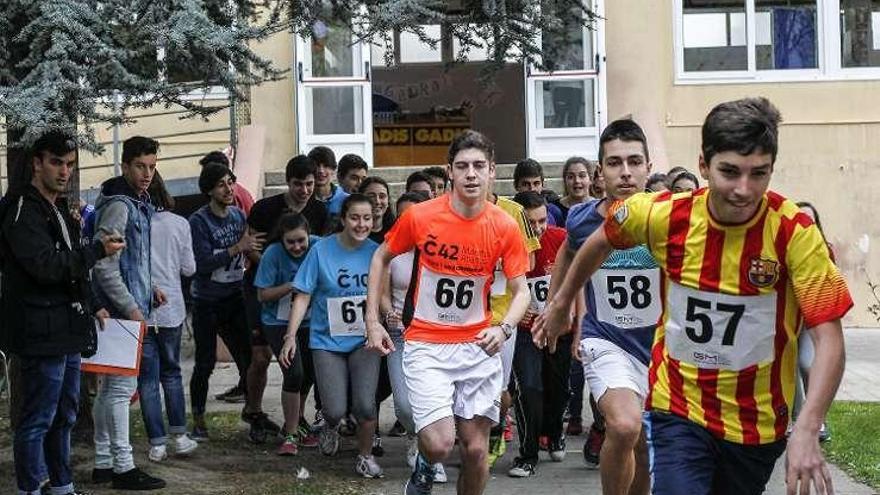 Alumnos del Rafael Puga Ramón de A Coruña organizan una carrera solidaria