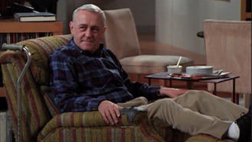 El actor John Mahoney interpretando a Martin Crane