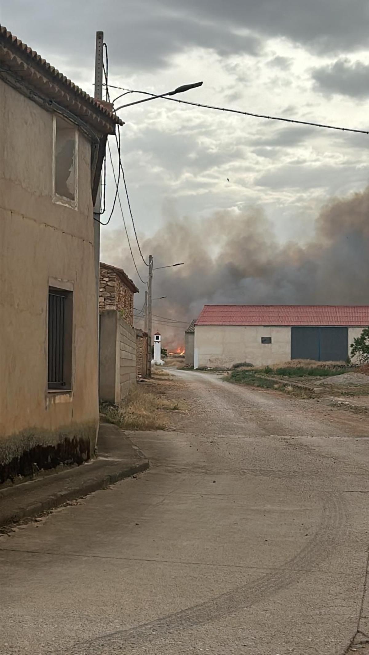 Incendio de superficie agrícola en Bello, este lunes.