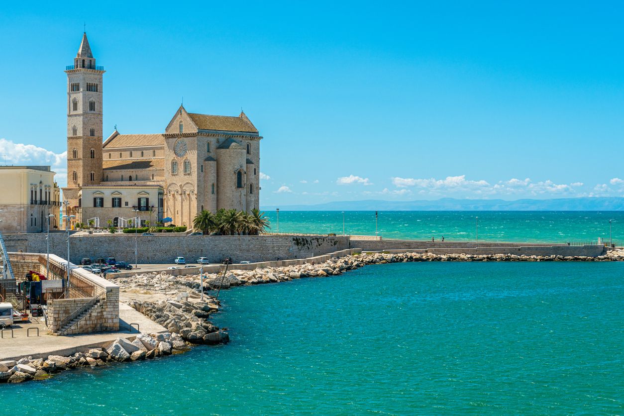 La catedral blanca de Trani en la Puglia