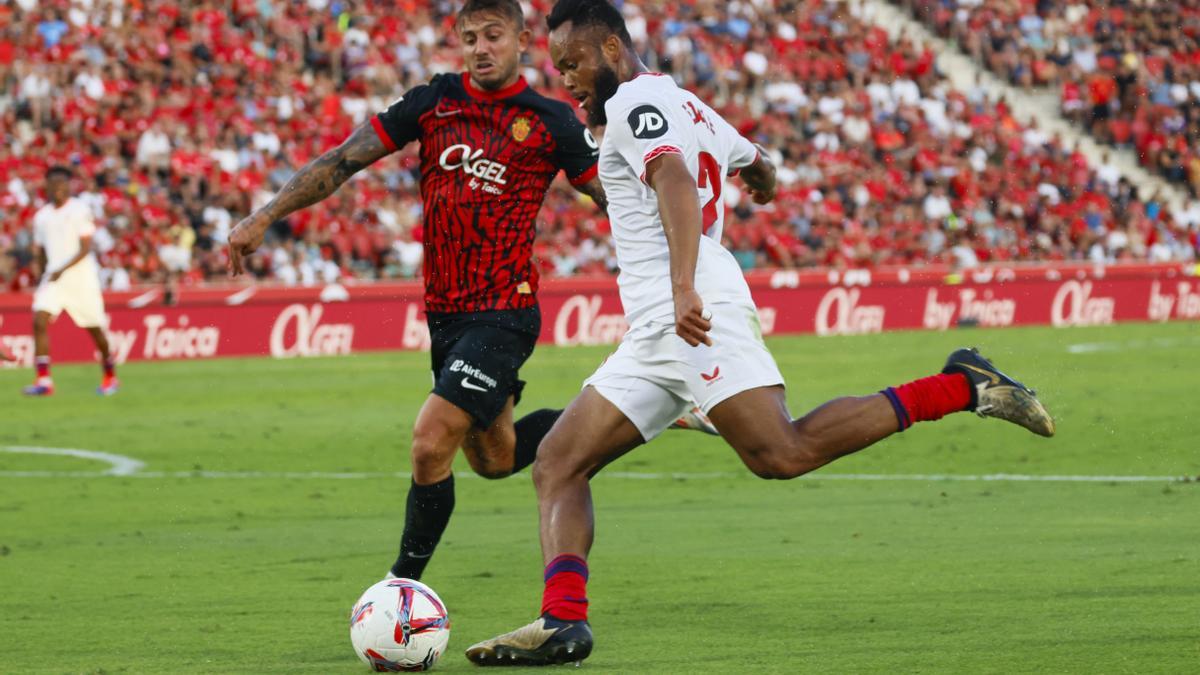 PALMA , 27/08/2024.-  El defensa del Mallorca Pablo Maffeo (i) pelea un balón con el delantero nigeriano del Sevilla Chidera Ejuke durante el partido de LaLiga entre el Mallorca y el Sevilla, este martes en el estadio de Son Moix. EFE/CATI CLADERA