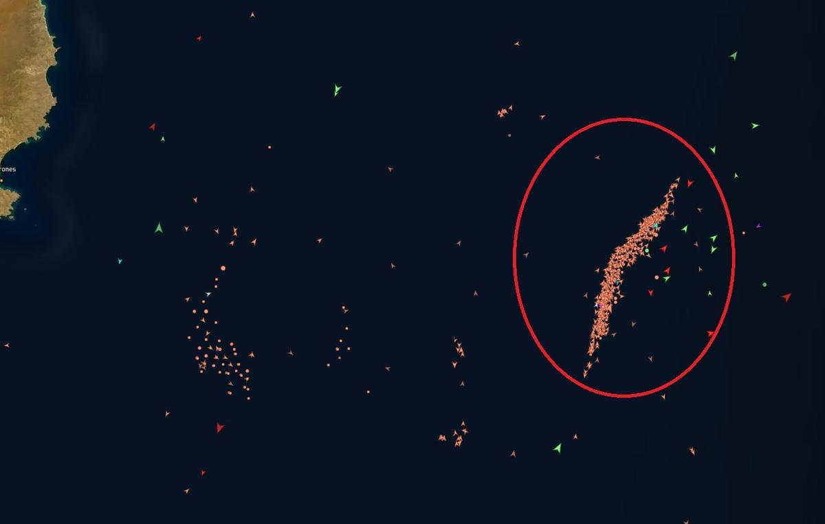 Aspecto este jueves de la milla 201. En el círculo, centenares de pesqueros, la gran mayoría de China