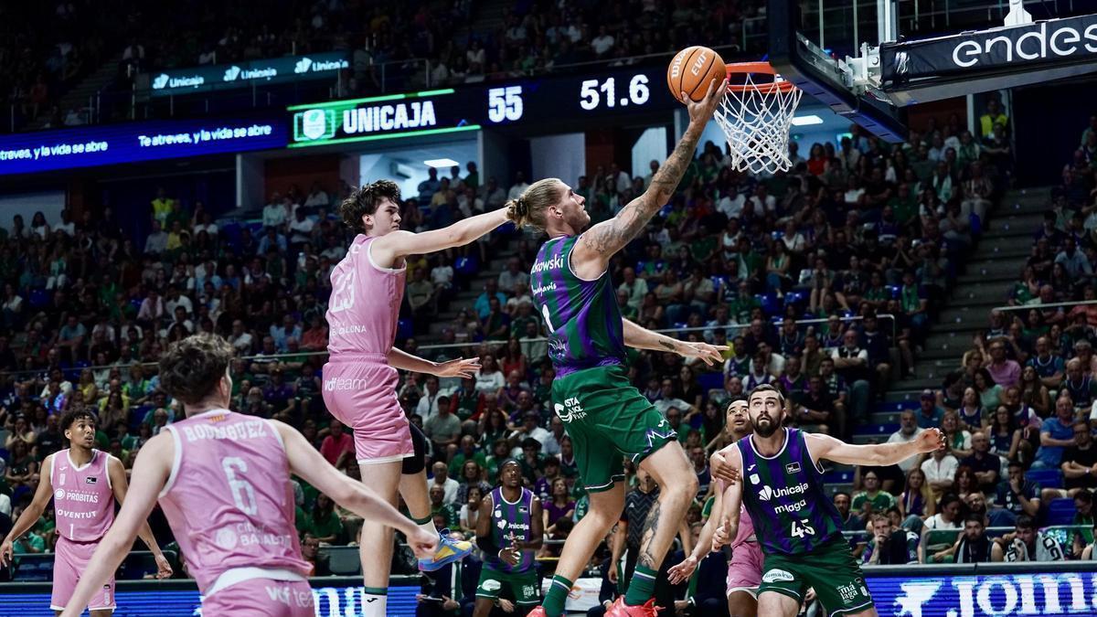 Dylan Osetkowski penetra hacia canasta contra el Joventut.