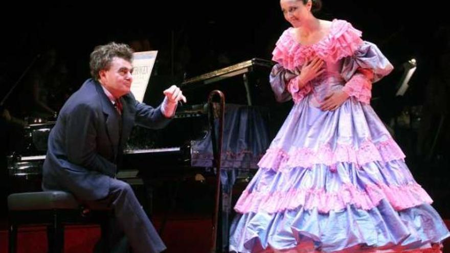 La soprano Yolanda Marín, junto al actor que interpreta a Vives, en Amadeu.