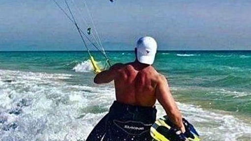 El joven malagueño practicando un deporte marítimo.