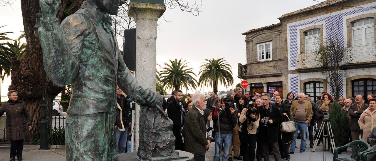 Asorey cuenta con una escultura de homenaje en el paseo de A Calzada de Cambados desde 2011.