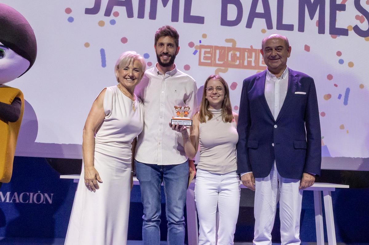 Representantes del Colegio Jaime Balmes de Elche con el premio de mayor participación.