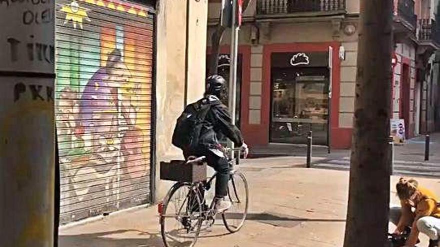 La llibreria La Carbonera va muntar un servei de venda a domicili en bici