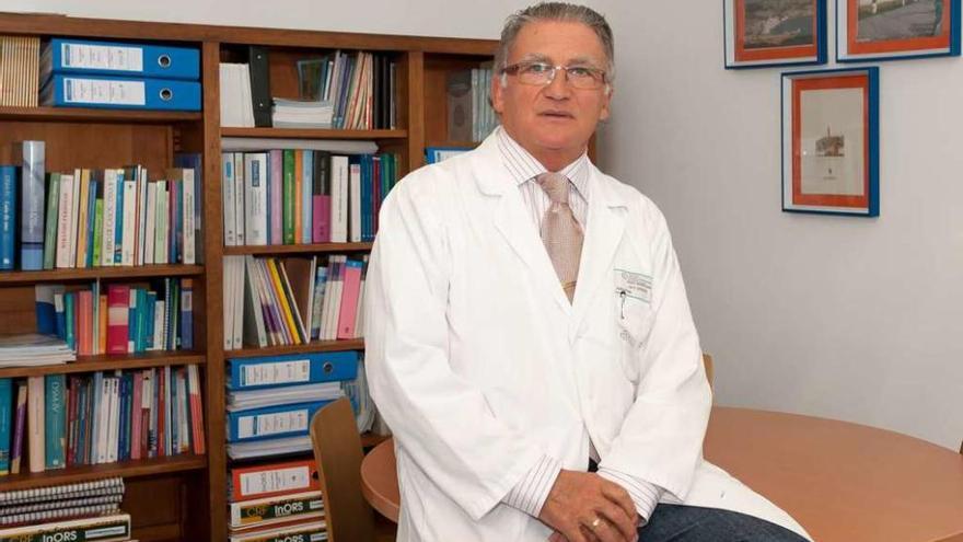 El doctor Manuel Serrano, en su consulta del Hospital de Oza.