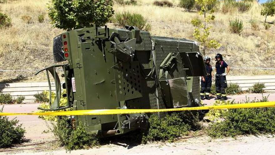 Aparatoso accidente de un vehículo militar blindado