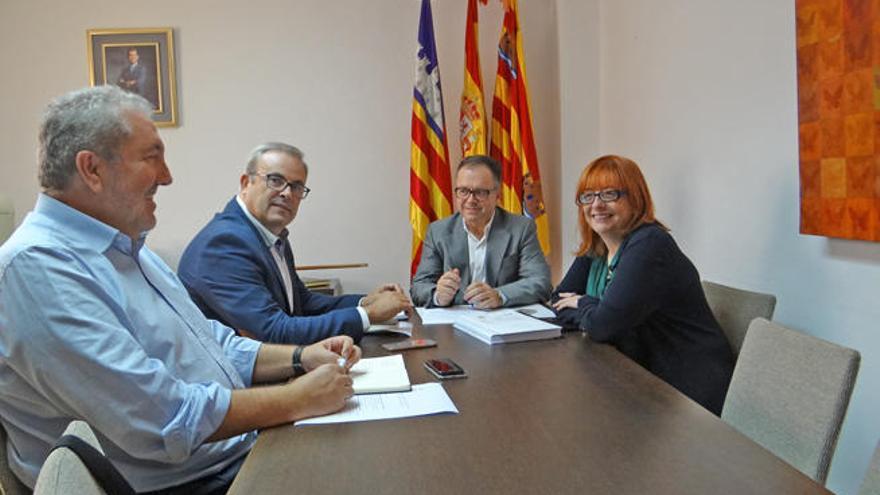 Gonzalo Juan, Vicent Torres, Josep Marí Ribas y Paquita Ribas, ayer en el Ayuntamiento de Sant Josep.