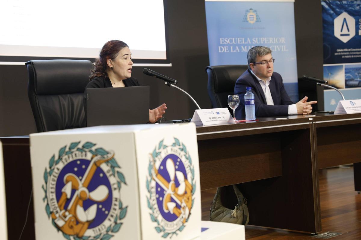 Marta Pascual y Rubén González, durante la jornada en la Escuela Superior de Marina Civil.