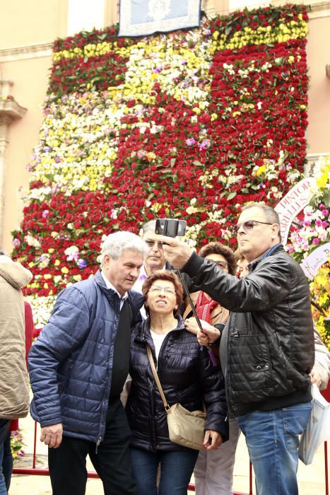 La plaza se llena para ver el manto de la Virgen