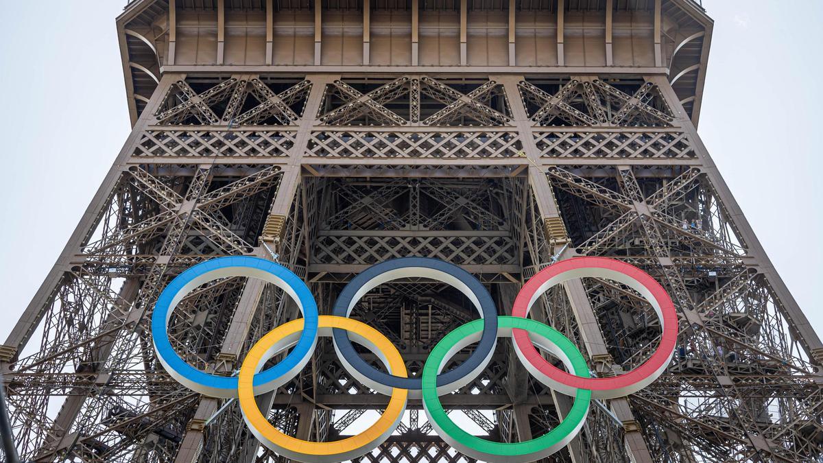 La Torre Eiffel de París decorada con los aros olímpicos.