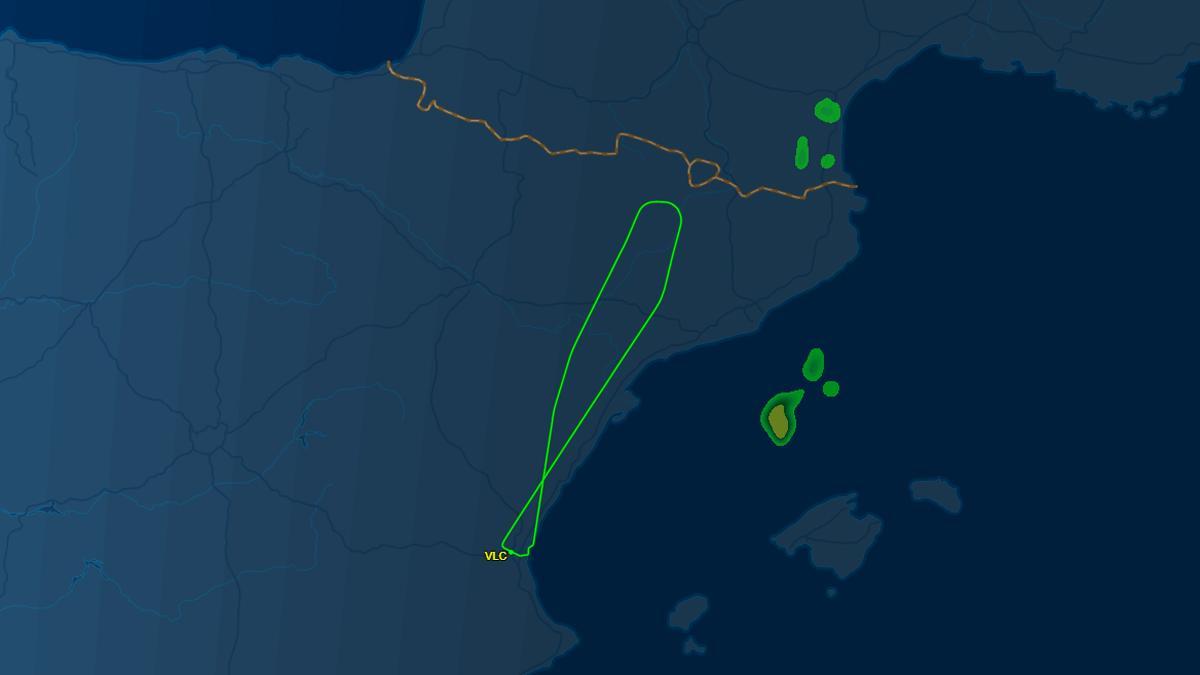 Vídeo del avión que llevaba a Carlos Soler a París tuvo que dar la vuelta en pleno vuelo