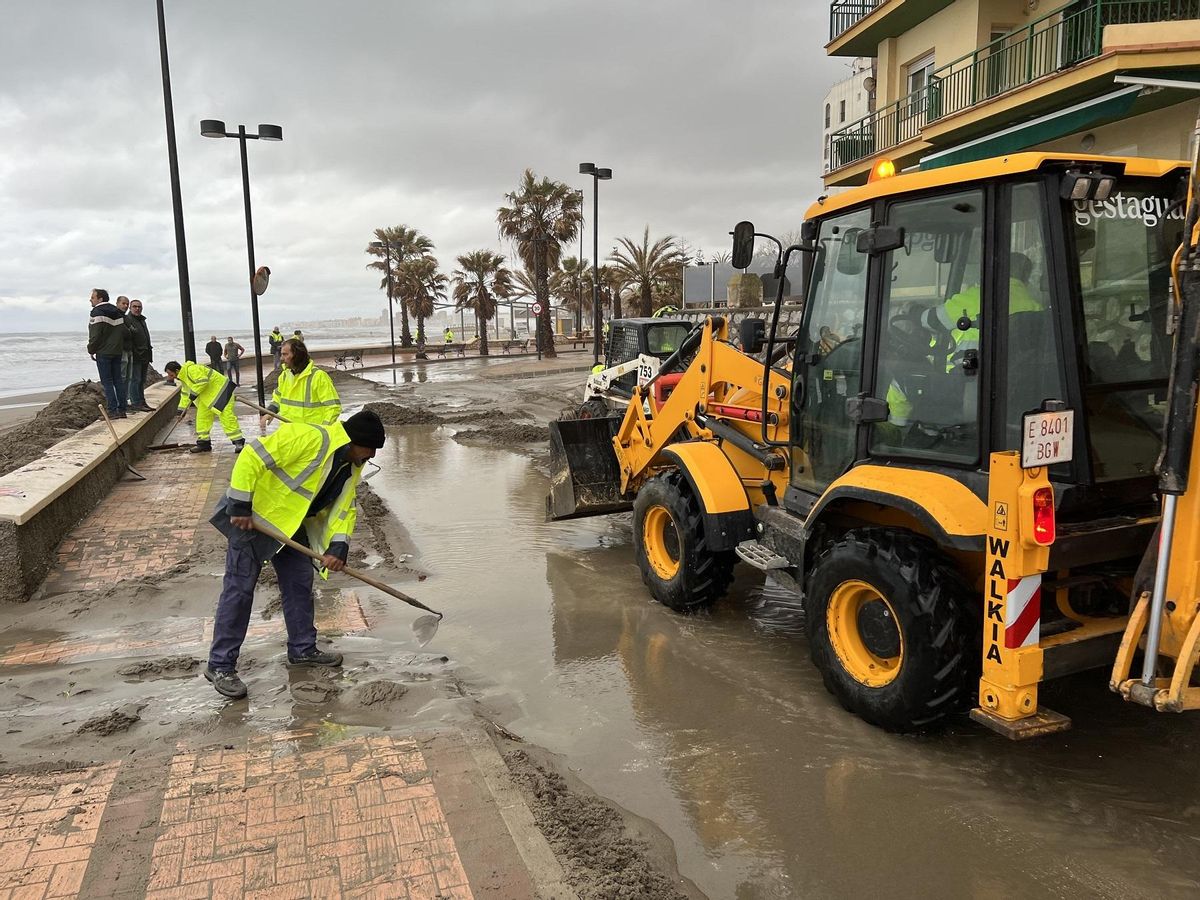 Fuengirola ha desplegado a todos sus efectivos para recuperar el paseo marítimo cuanto antes.