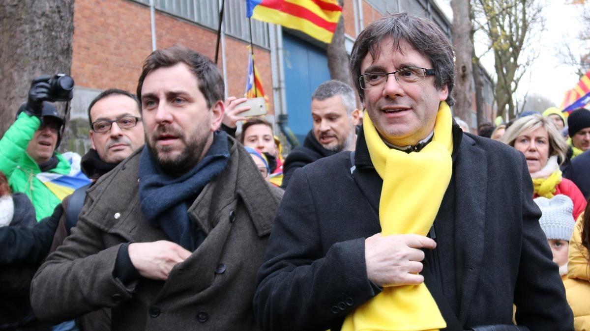 Toni Comín y Carles Puigdemont en Bruselas el pasado 7 de diciembre.