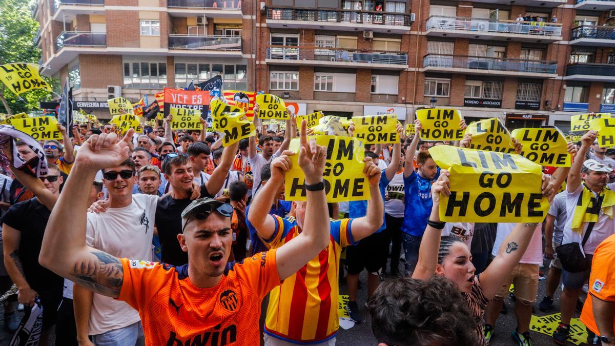 Una imagen de la protesta contra Meriton durante el Valencia-Celta