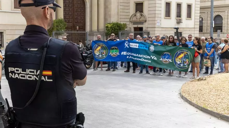 Policías nacionales y guardias civiles se concentran en Alicante para exigir equiparación salarial y una jubilación digna