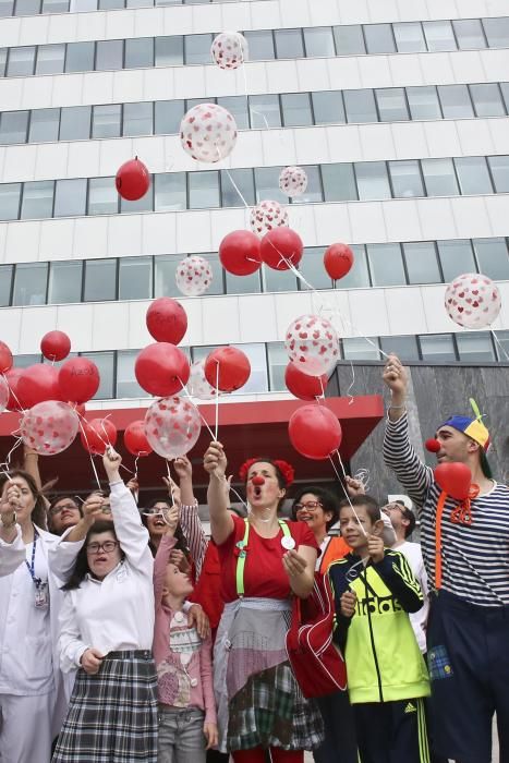 Suelta de globos en el HUCA por el día del niño hospitalizado