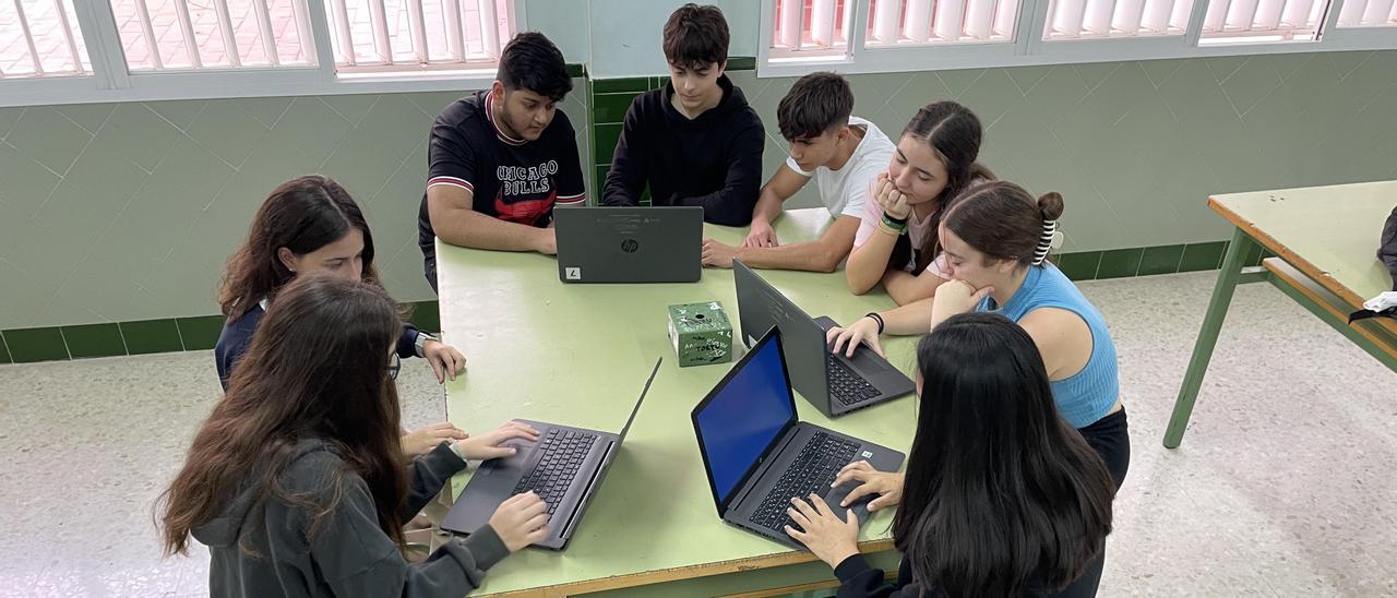 Los ocho alumnos y alumnas del IES Belén que han realizado un proyecto para que su instituto instale paneles solares.