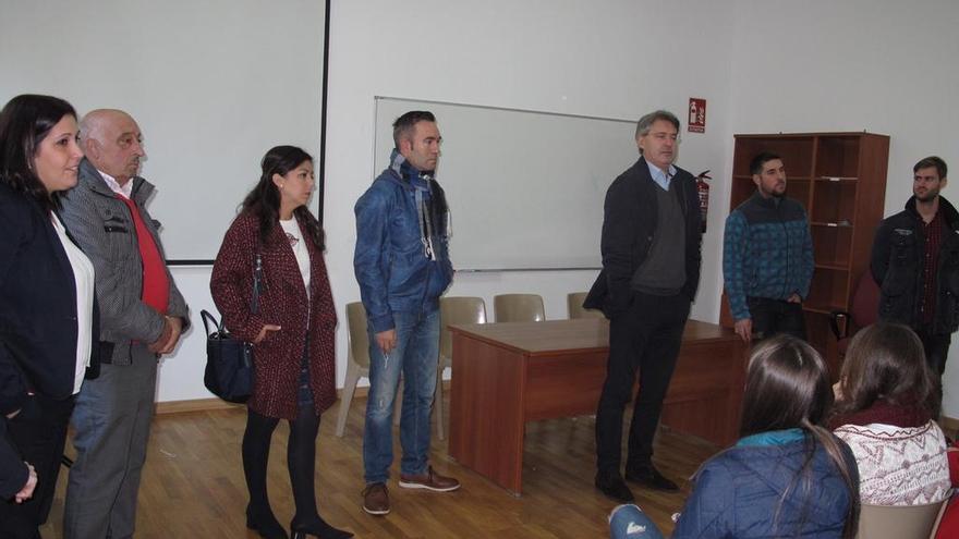 El alcalde, en el centro, durante la presentación del &quot;obradoiro de emprego&quot; de O Grove. // FdV