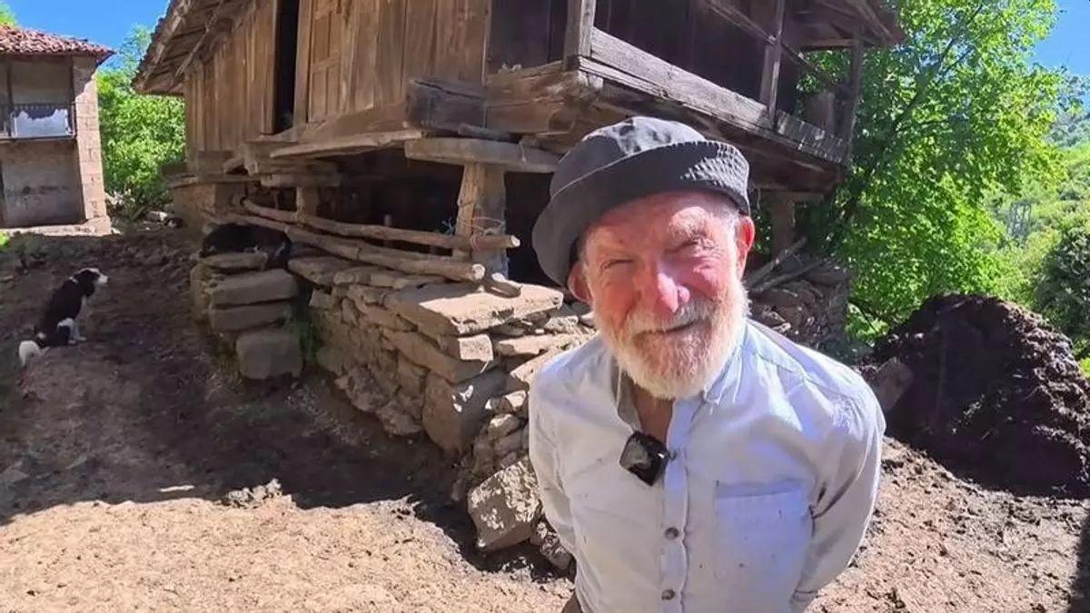 Federico (94 años) vive solo rodeado de vacas en una aldea sin electricidad: "Aconsejo a los jóvenes que se adapten a una vida normal en la montaña y que se dejen de tanta ciudad".