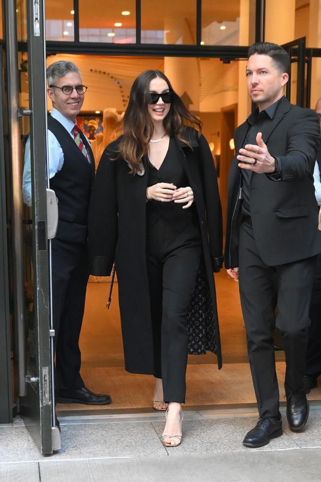 Ana De Armas con look total black en Nueva York