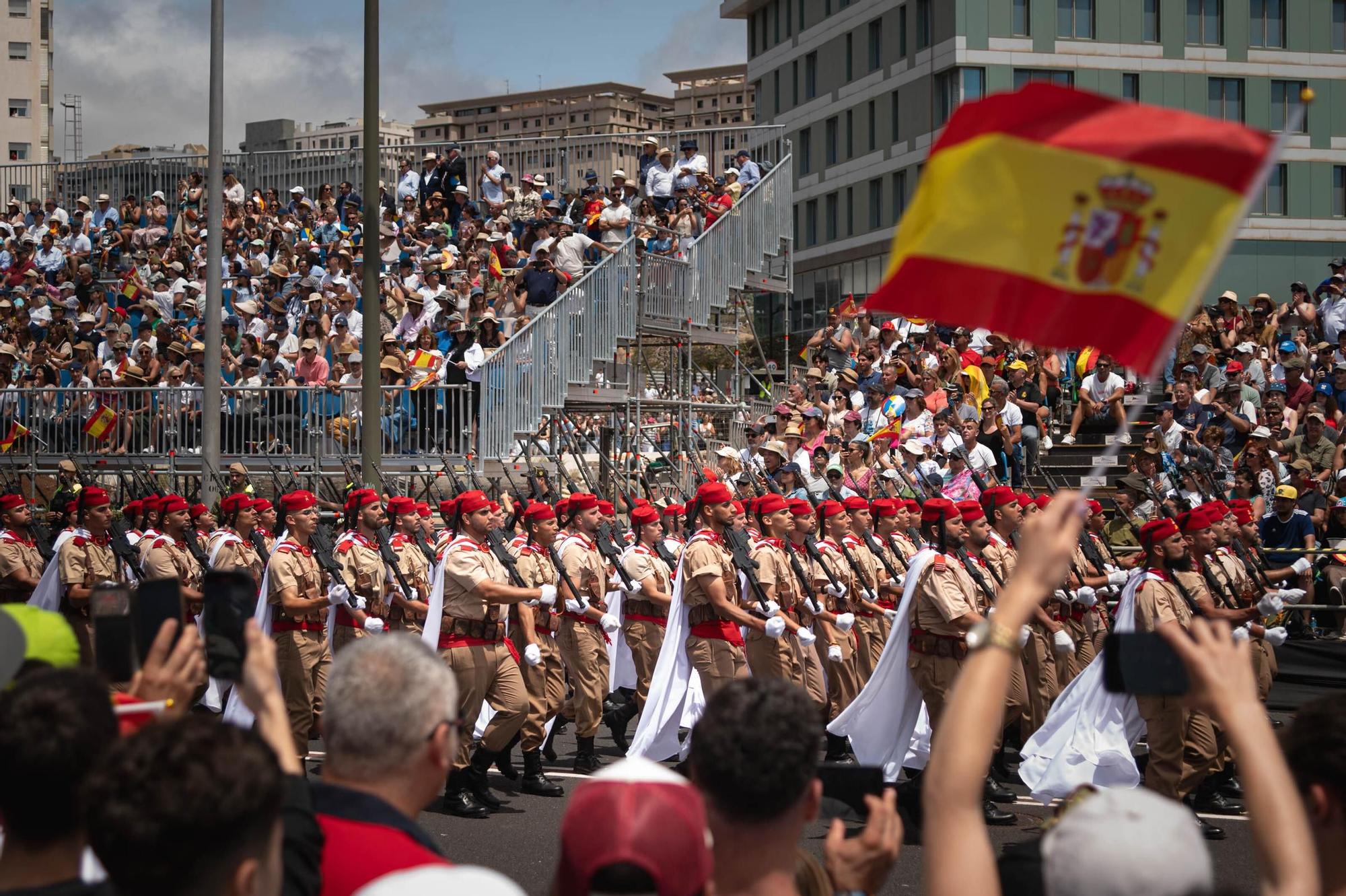 Las mejores imágenes del desfile militar de las Fuerzas Armadas en Tenerife con la presencia de Sus Majestades los Reyes
